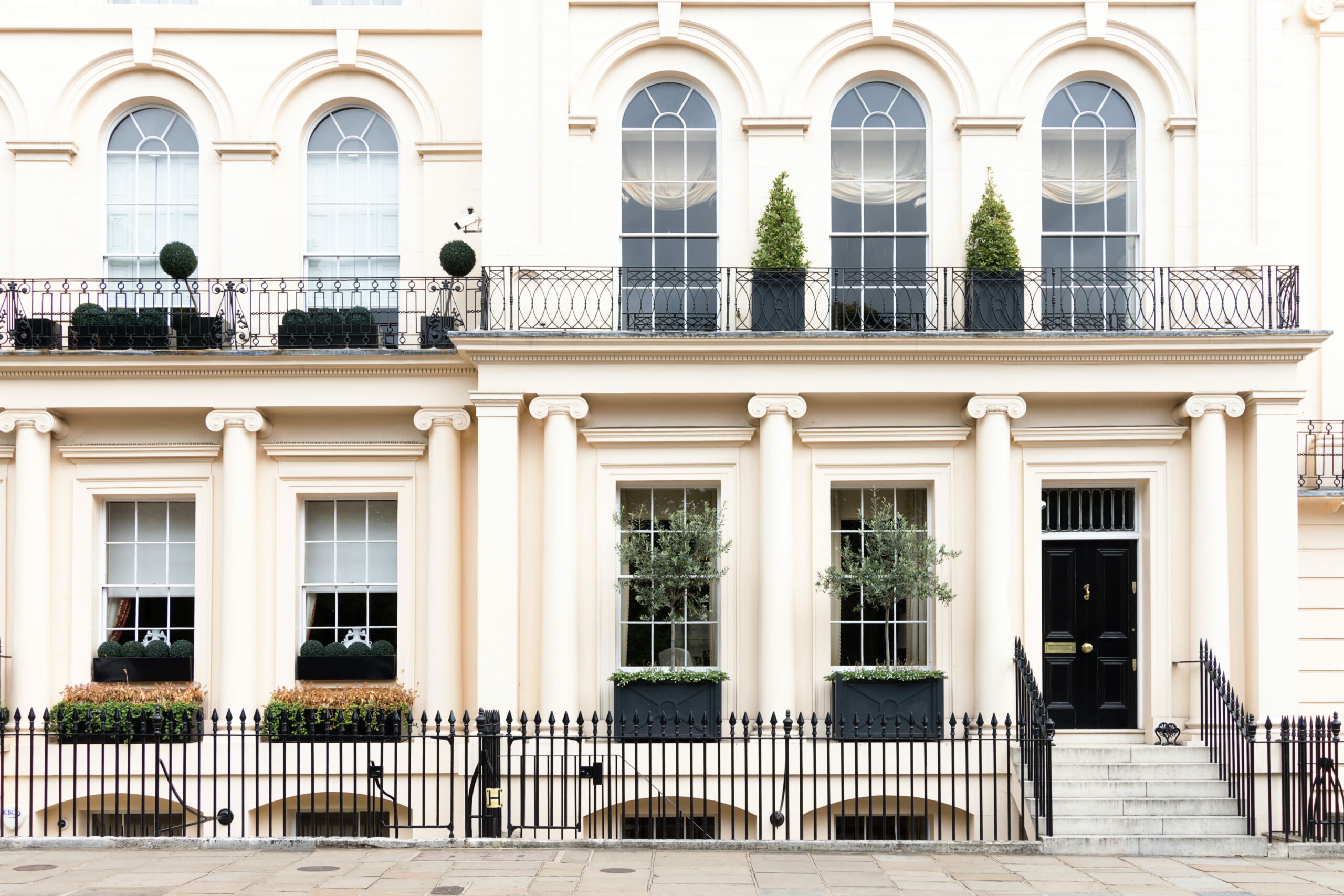 High loan-to-value stretched bridge to refinance prime London property